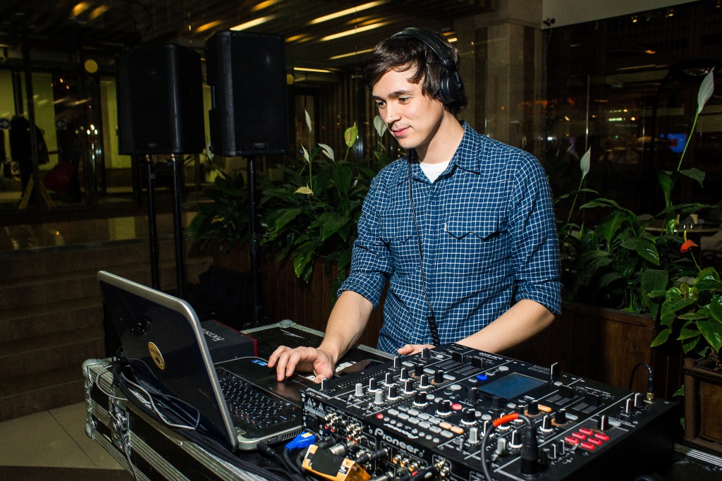 dj.jpg dj.jpg